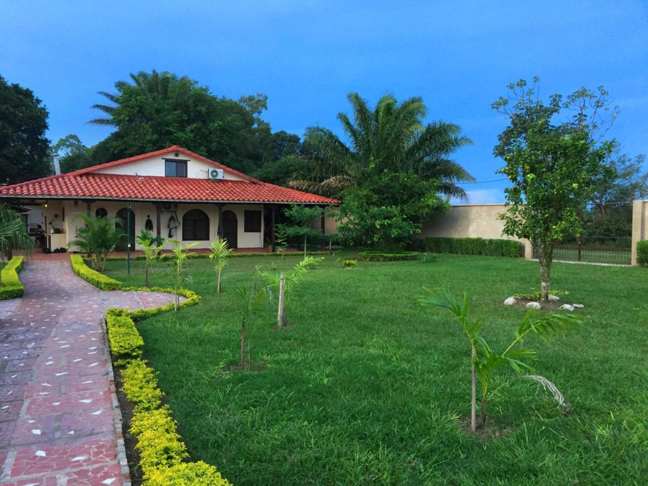 Los Jazmines Hotel Resort Warnes Esterno foto