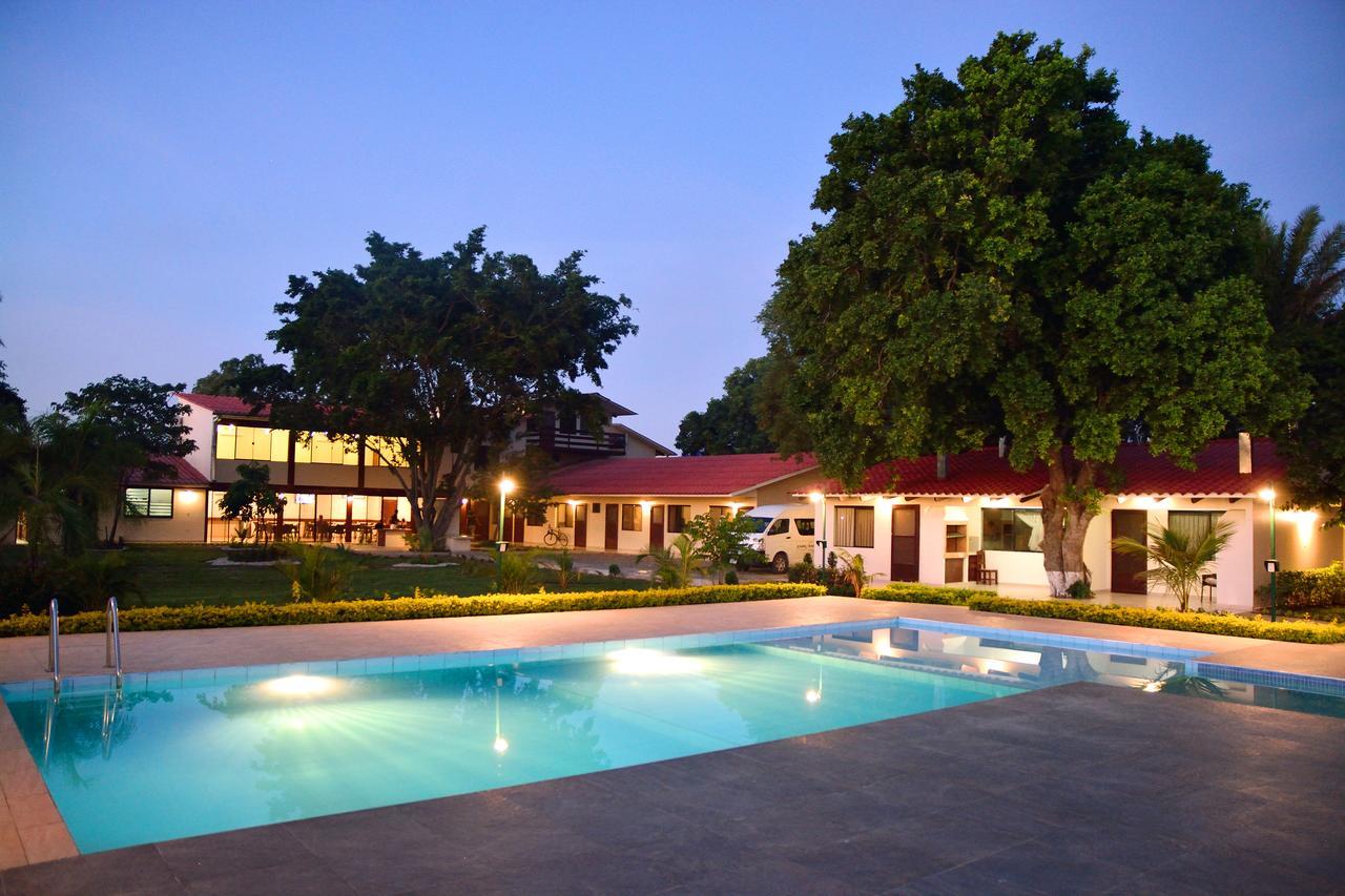 Los Jazmines Hotel Resort Warnes Esterno foto