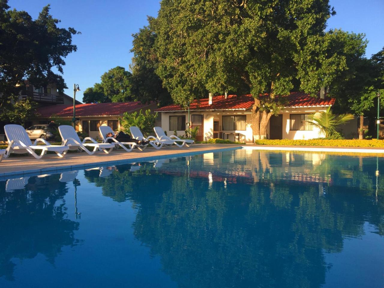 Los Jazmines Hotel Resort Warnes Esterno foto