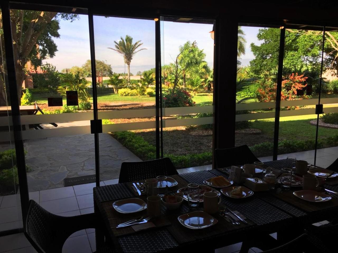 Los Jazmines Hotel Resort Warnes Esterno foto