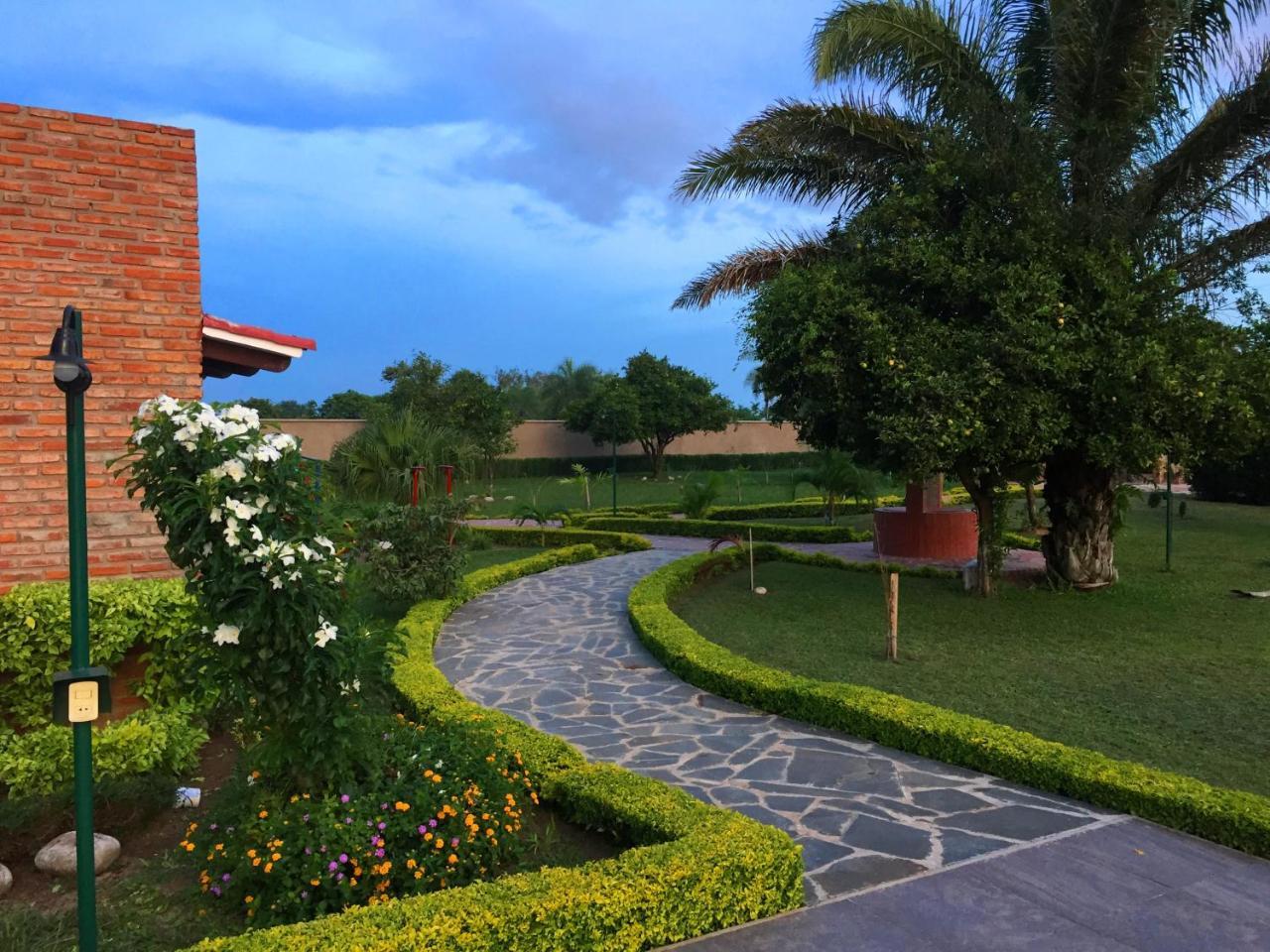 Los Jazmines Hotel Resort Warnes Esterno foto