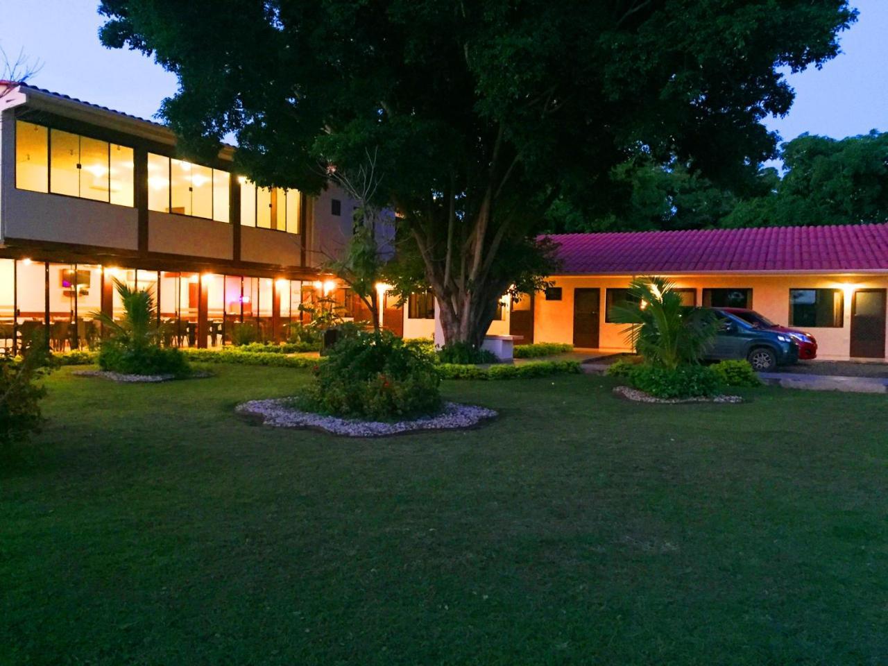Los Jazmines Hotel Resort Warnes Esterno foto