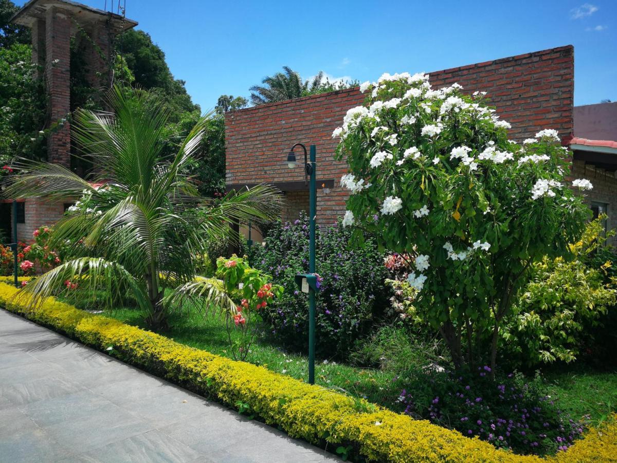 Los Jazmines Hotel Resort Warnes Esterno foto